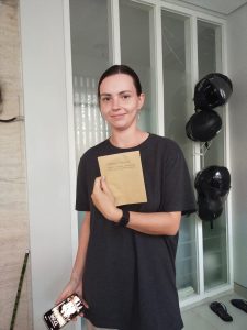 Klien menandatangani perjanjian dengan konsultan legal BISNIS