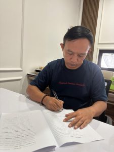 Konsultan menandatangani dokumen legal di kantor