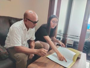 Penandatanganan dokumen legal bersama konsultan